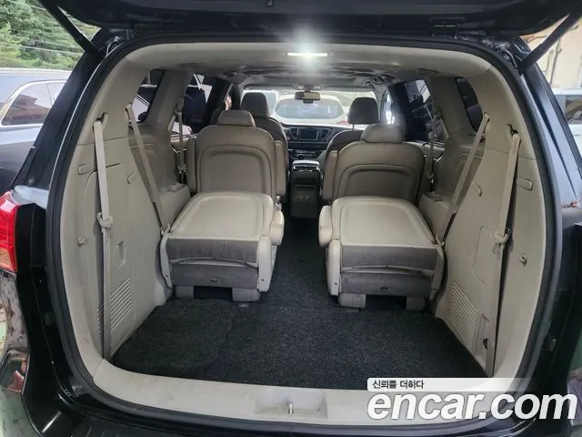 Kia Carnival 2015 thumb 10