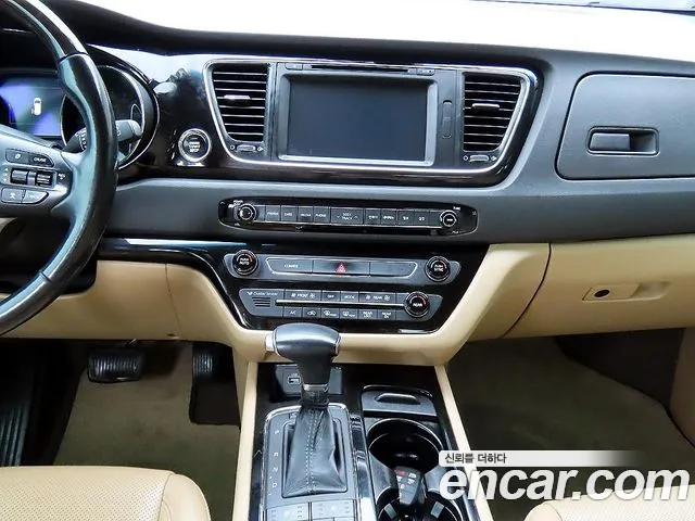 Kia Carnival 2016 thumb 10
