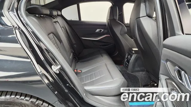 BMW 3-Series 2023 thumb 10
