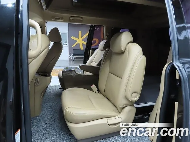 Kia Carnival 2015 thumb 10