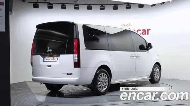 Hyundai Staria 2025 thumb 2