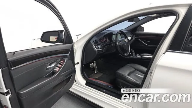 BMW 5-Series 2011 thumb 10
