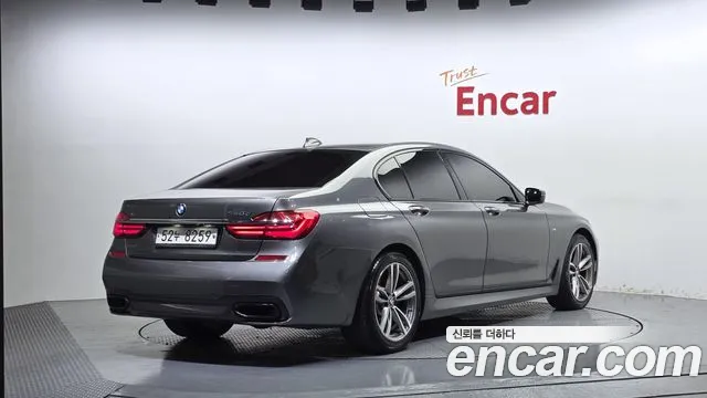 BMW 7-Series 2017 thumb 2