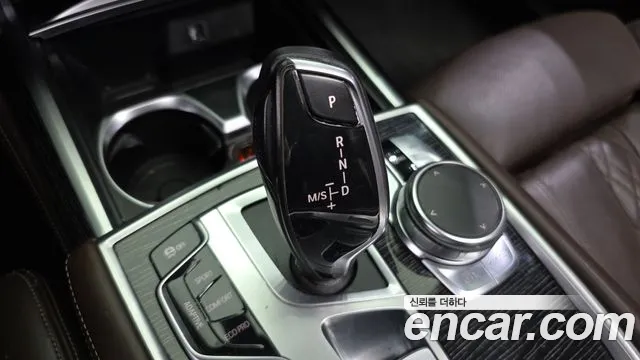 BMW 7-Series 2017 thumb 9