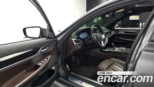 BMW 7-Series 2017 thumb 10