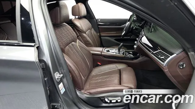 BMW 7-Series 2017 thumb 11