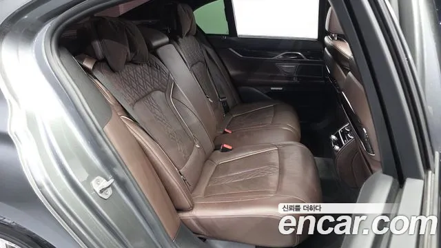 BMW 7-Series 2017 thumb 12