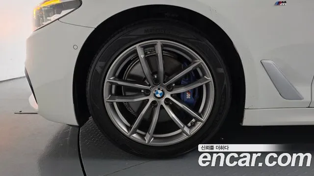 BMW 5-Series 2018 thumb 4