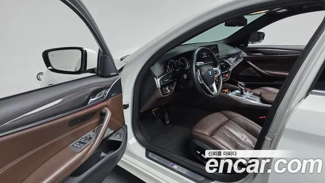 BMW 5-Series 2018 thumb 9