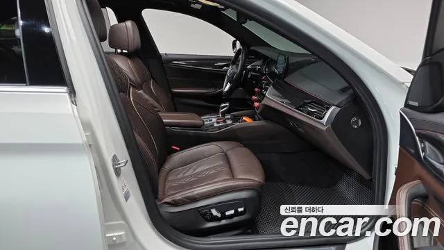BMW 5-Series 2018 thumb 10