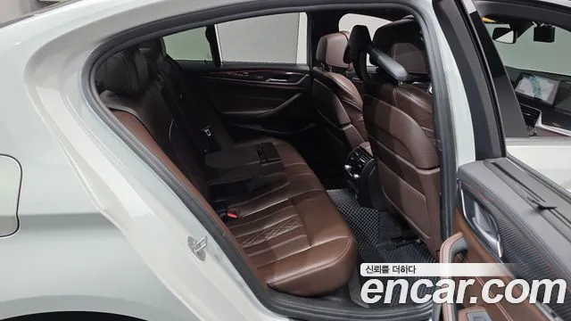 BMW 5-Series 2018 thumb 11