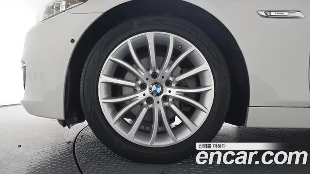BMW 5-Series 2015 thumb 4