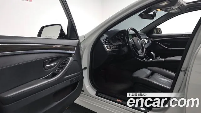 BMW 5-Series 2015 thumb 9