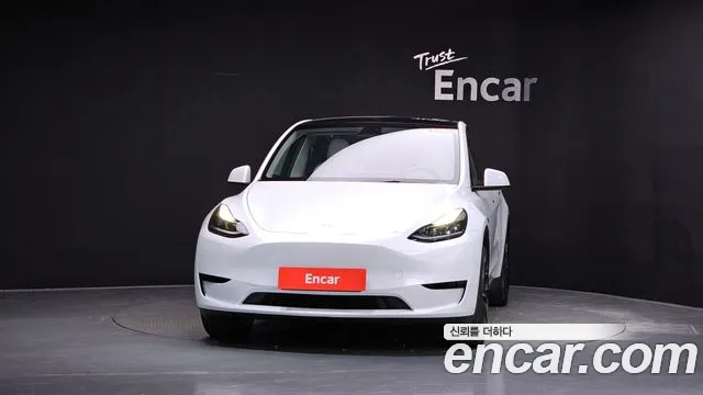 Tesla Model Y 2023 thumb 2
