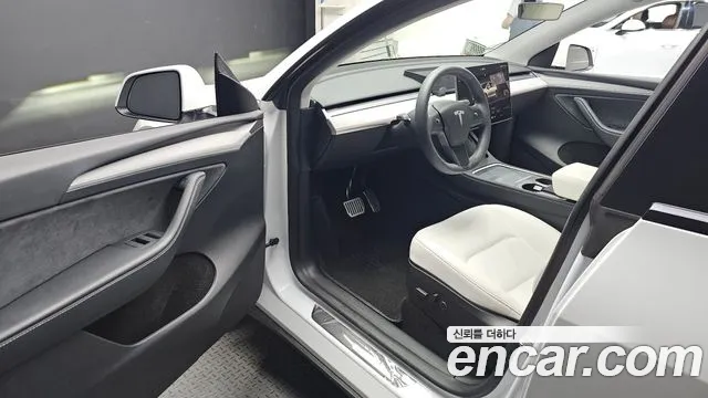 Tesla Model Y 2023 thumb 9