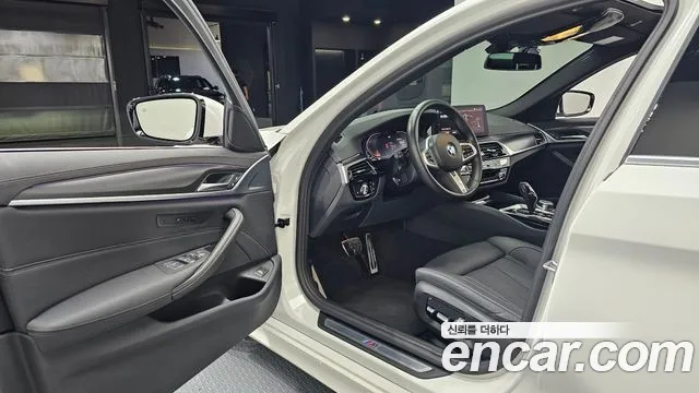 BMW 5-Series 2023 thumb 10