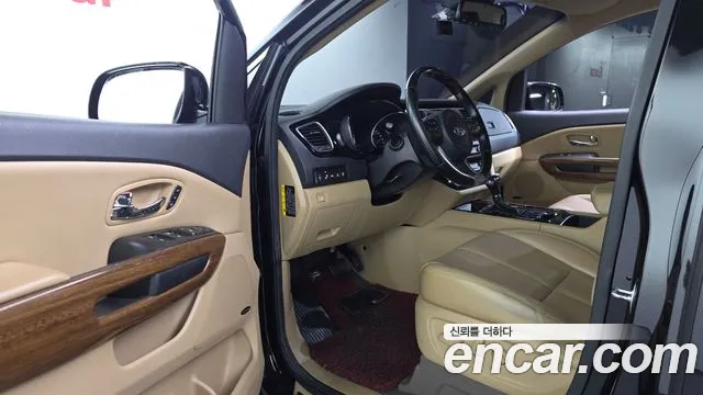 Kia Carnival 2015 thumb 10
