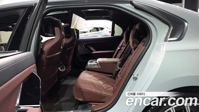 BMW 7-Series 2025 thumb 12