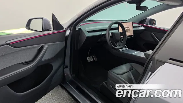 Tesla Model Y 2025 thumb 9