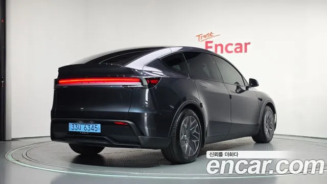 Tesla Model Y 2026 thumb 2