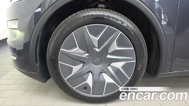 Tesla Model Y 2026 thumb 5