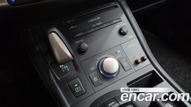 Lexus CT200h 2018 thumb 9