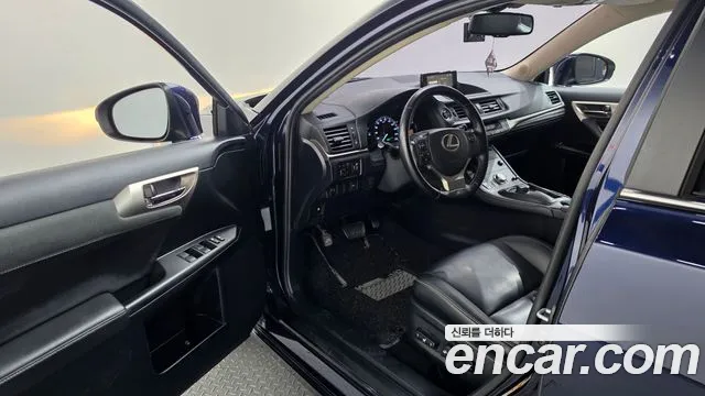 Lexus CT200h 2018 thumb 10