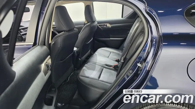 Lexus CT200h 2018 thumb 11