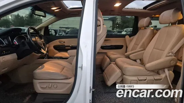 Kia Carnival 2017 thumb 9