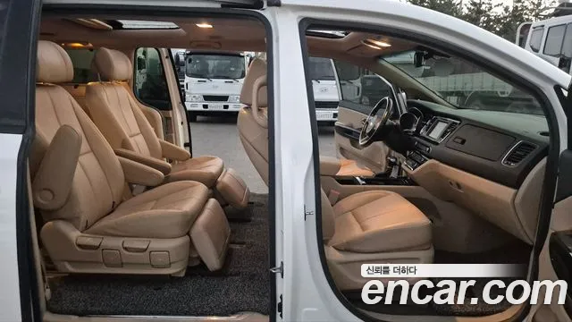 Kia Carnival 2017 thumb 10