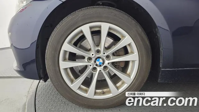 BMW 3-Series 2017 thumb 5