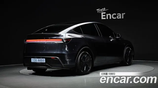 Tesla Model Y 2025 thumb 2
