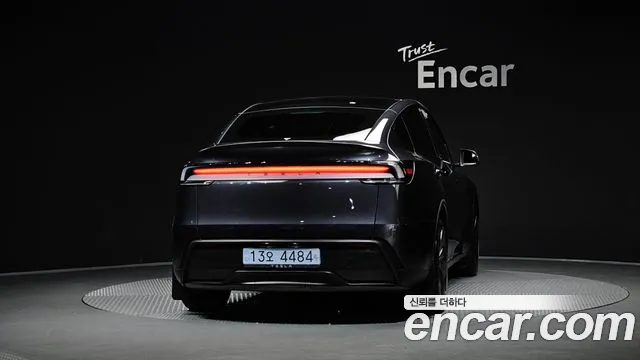 Tesla Model Y 2025 thumb 4