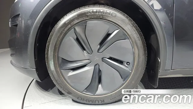 Tesla Model Y 2025 thumb 5