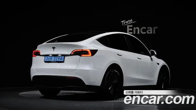 Tesla Model Y 2023 thumb 2