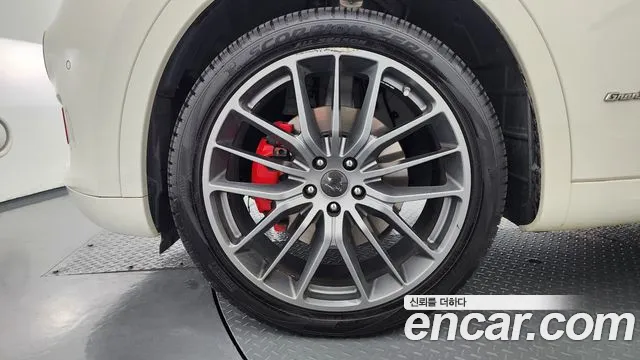 Maserati Levante 2017 thumb 5