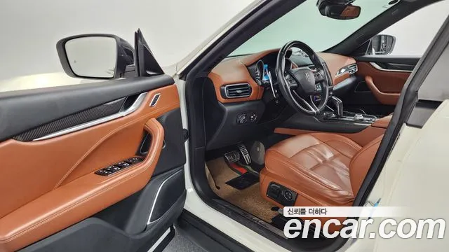 Maserati Levante 2017 thumb 10