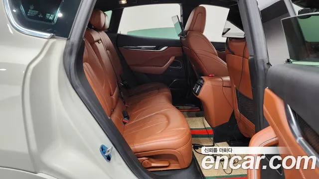 Maserati Levante 2017 thumb 11