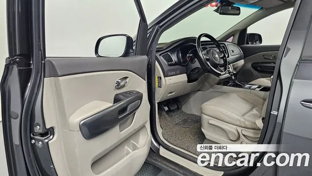 Kia Carnival 2018 thumb 10