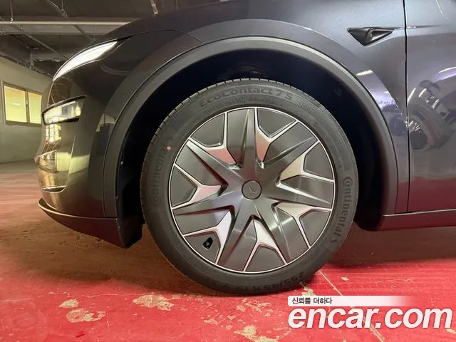 Tesla Model Y 2026 thumb 5