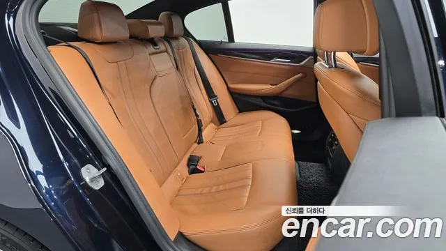 BMW 5-Series 2020 thumb 11