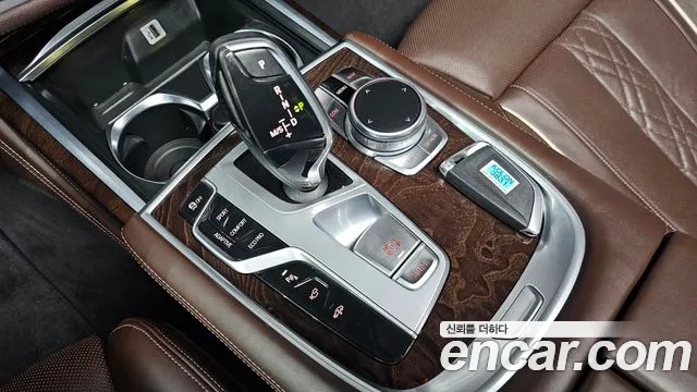 BMW 7-Series 2016 thumb 9