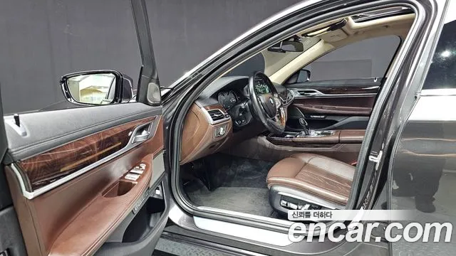 BMW 7-Series 2016 thumb 10