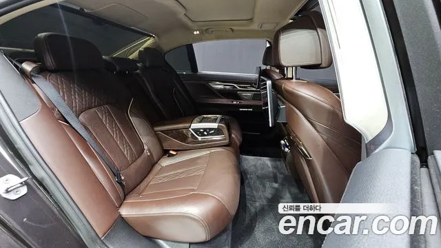 BMW 7-Series 2016 thumb 11