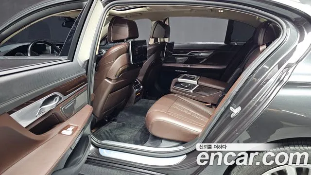 BMW 7-Series 2016 thumb 12