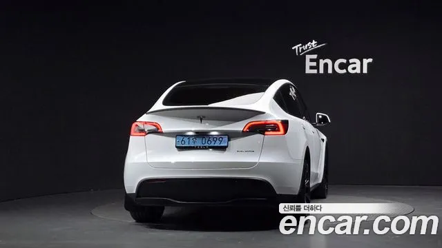 Tesla Model Y 2024 thumb 3