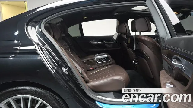 BMW 7-Series 2020 thumb 10
