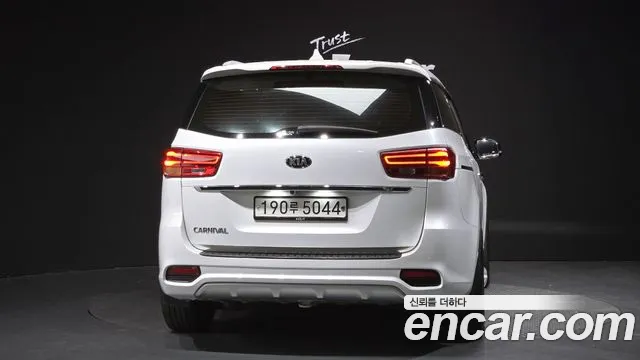 Kia Carnival 2018 thumb 4