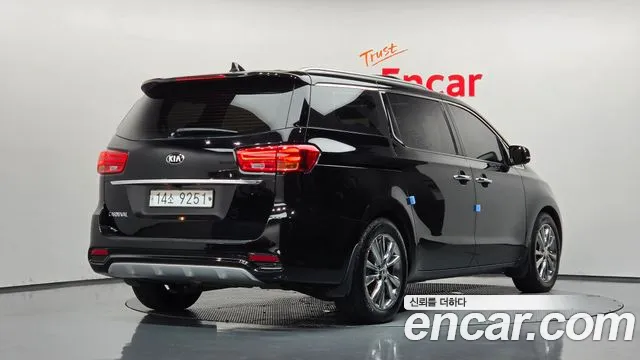 Kia Carnival 2018 thumb 2