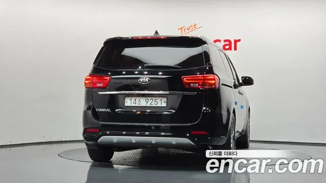 Kia Carnival 2018 thumb 4